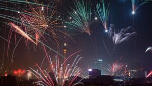 Feuerwerkskörper über dem Himmel von Berlin
