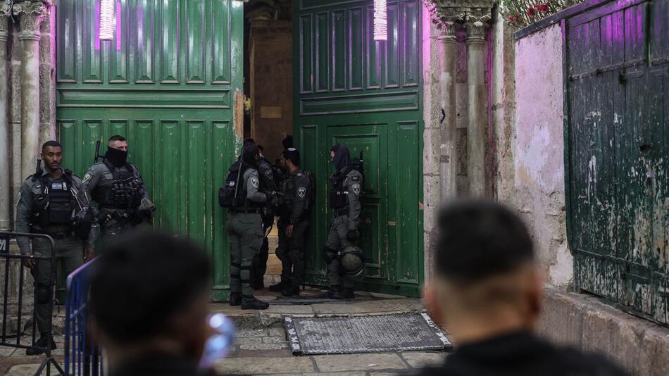 Israelische Polizisten vor den Toren zum Al-Aksa-Moschee-Gelände