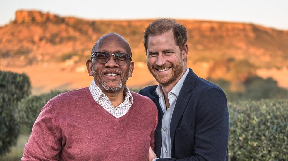 Wiedersehen mit einem alten Bekannten: Prinz Harry freut sich sichtlich, wieder auf Prinz Seeiso ...