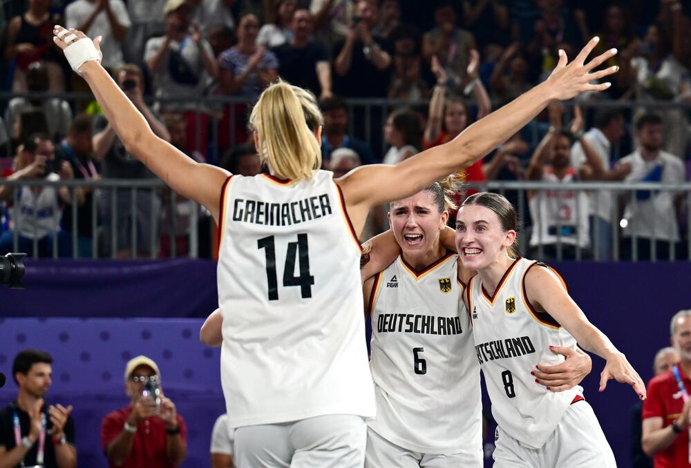 Jubel bei den deutschen 3x3-Basketballerinnen nach dem gewonnenen Finale gegen Spanien