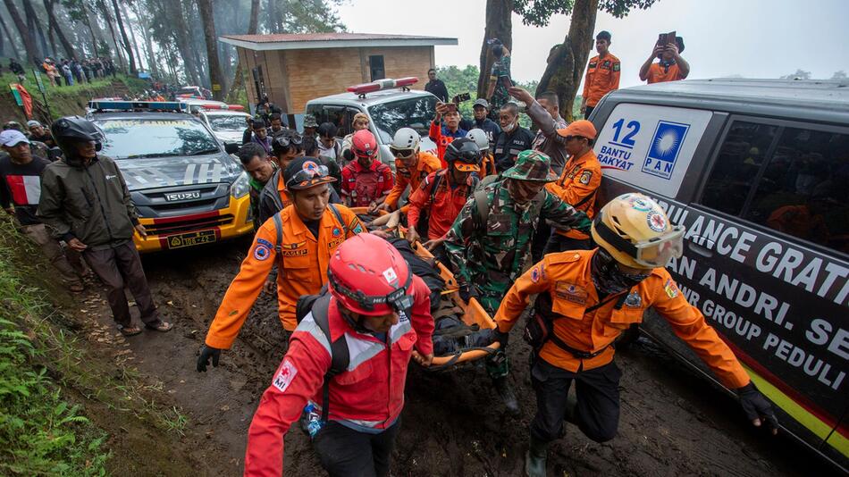 Rettungskräfte transportieren Verletzte in der Nähe des Vulkans Marapi