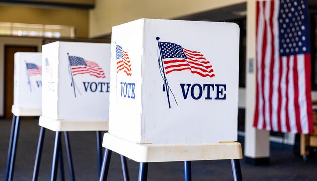Wahlkabinen in den USA
