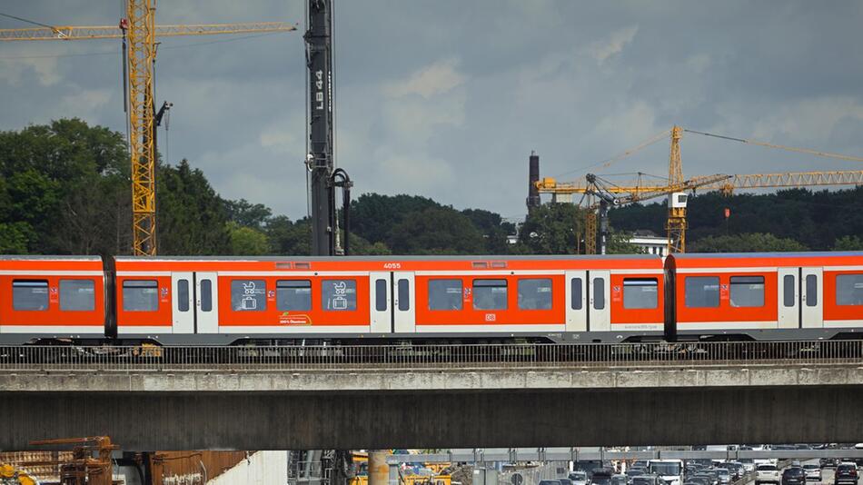 S-Bahnbrücke über die A7 in Hamburg-Bahrenfeld