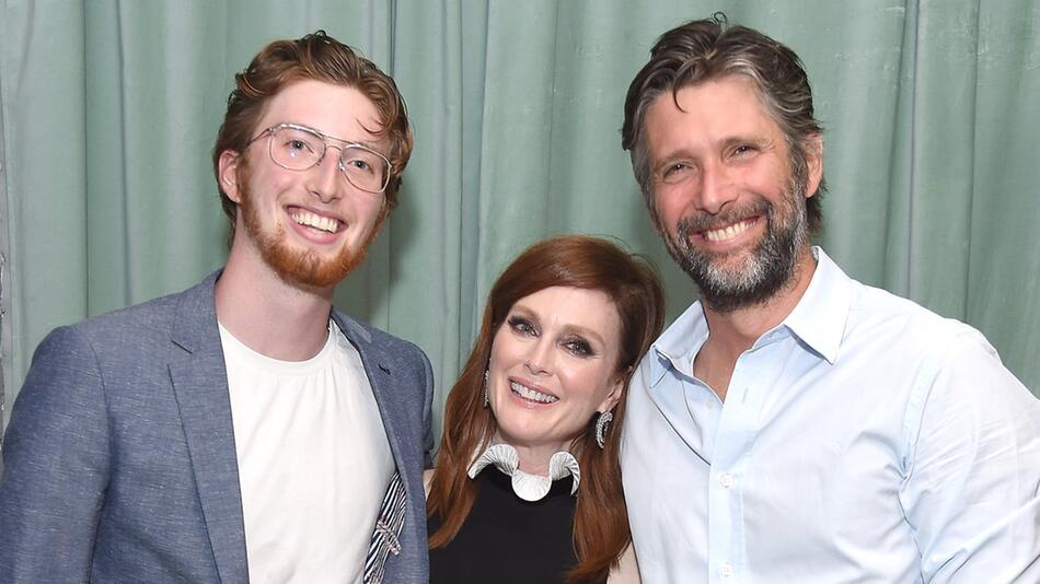 Caleb Freundlich (l.) mit seinen beiden stolzen Eltern, Julianne Moore und Bart Freundlich.