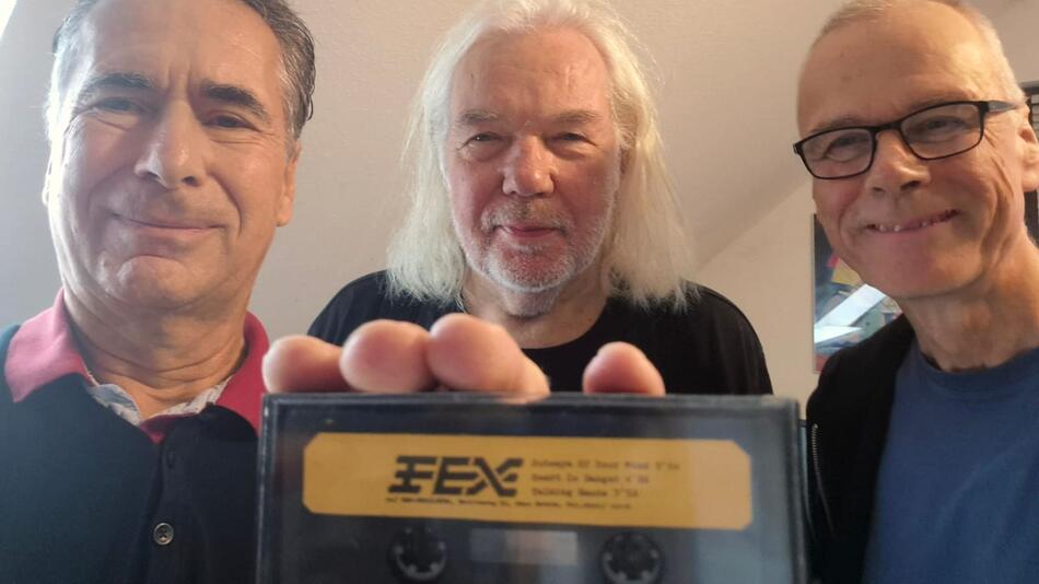 Mitglieder der Kieler Musikband Fex und ein altes Demotape