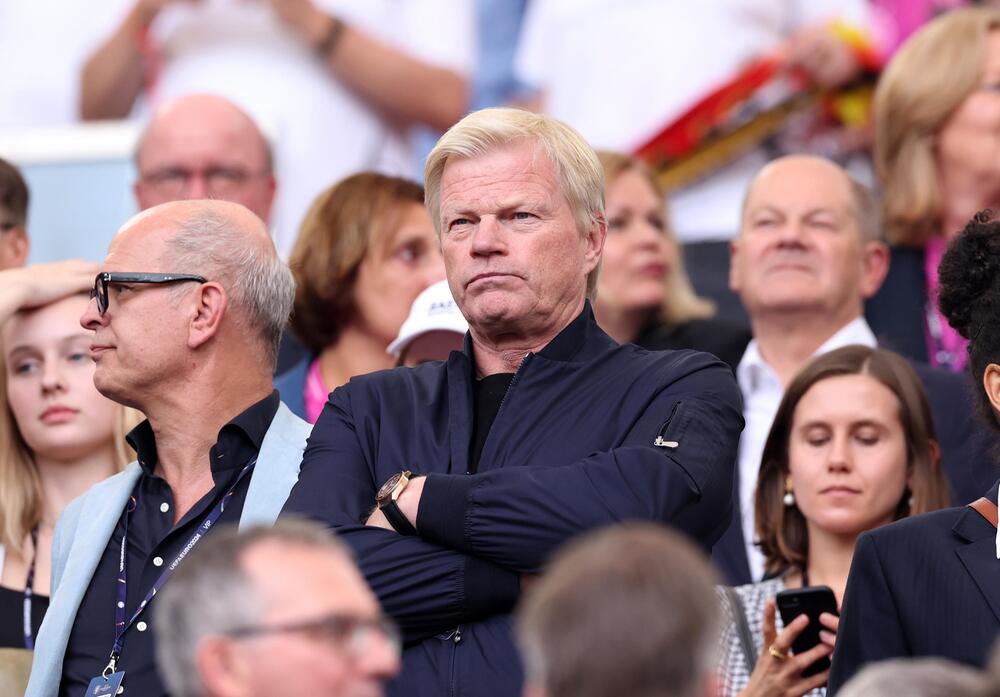 Oliver Kahn verfolgt von der Tribüne aus das deutsche EM-Viertelfinale gegen Spanien