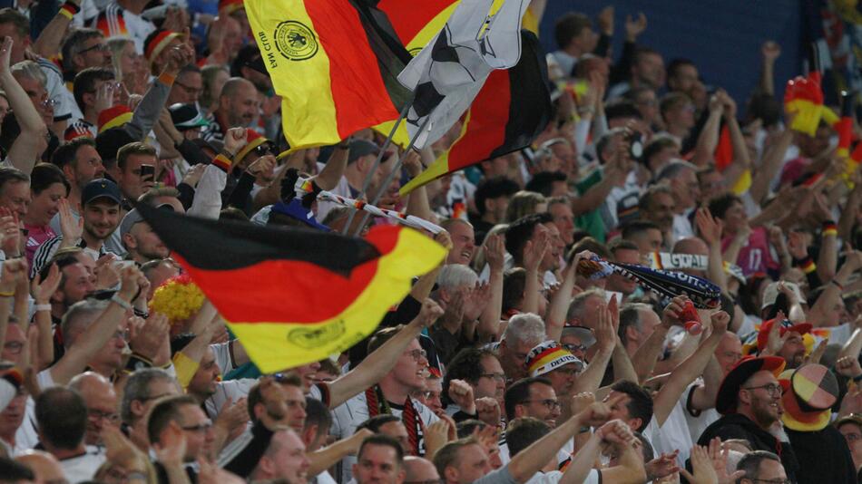 Deutsche Fans in der Allianz Arena in München während des EM-Eröffnungsspiels