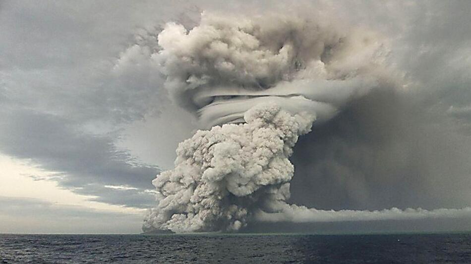 Nach Ausbruch von Untersee-Vulkan im Pazifik-Raum