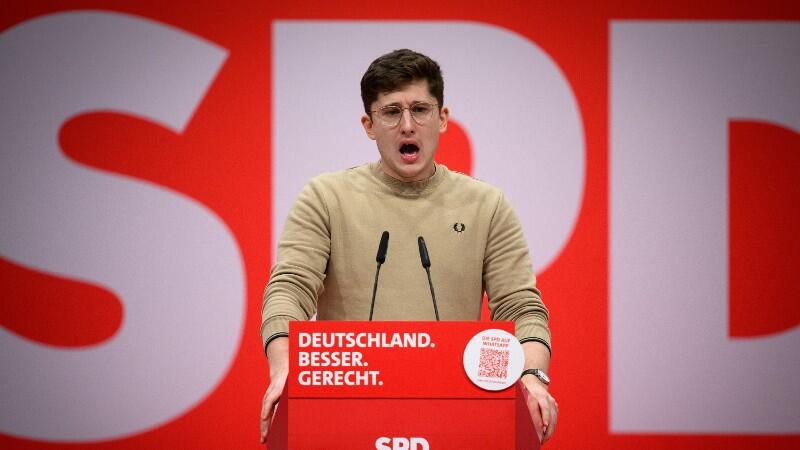 Philipp Türmer hält eine Rede.