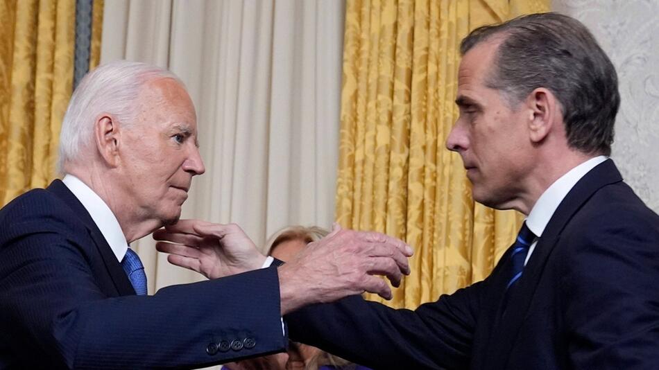 Joe Biden (l.) begnadigt seinen Sohn Hunter.