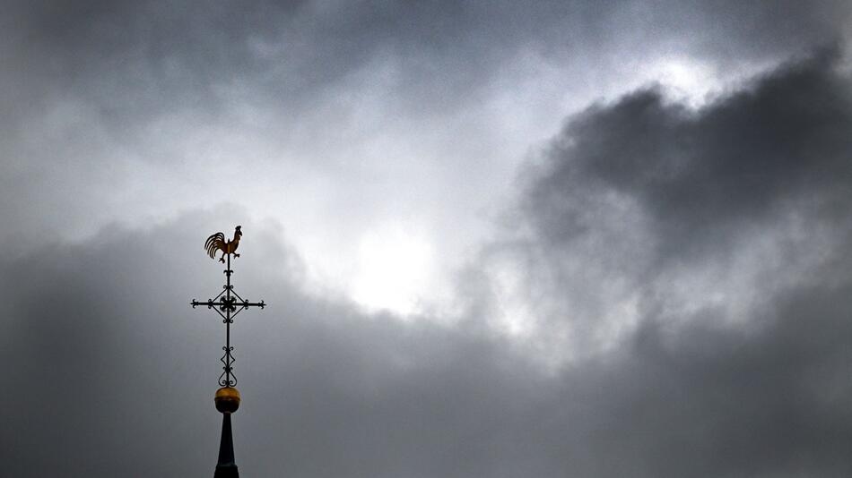 Grauer Himmel, Wind und Regen in Nordrhein-Westfalen