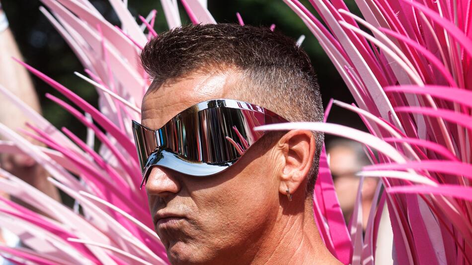 Straßenumzug zum Christopher Street Day (CSD) in Hamburg