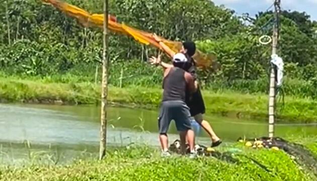 Plitsch-Platsch: Fischer landen samt Wurfnetz in See