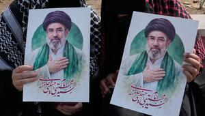 Plakate des neuen iranischen Staatsoberhaupts Modschtaba Chamenei