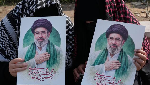 Plakate des neuen iranischen Staatsoberhaupts Modschtaba Chamenei