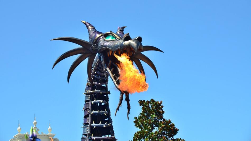 Feuerunfall im Disneyland: 14 Meter hohe Drachenfigur geht in Flammen auf