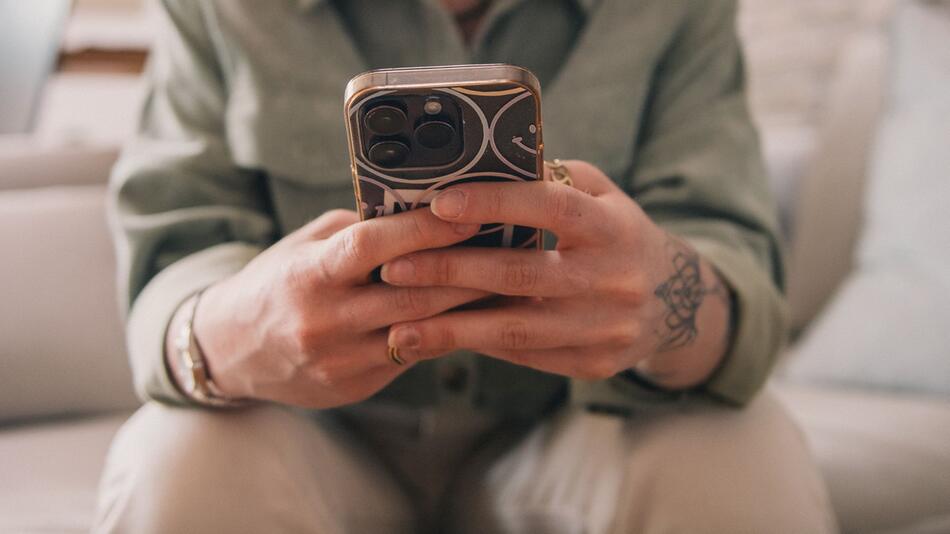 Frau schaut auf ihr Smartphone