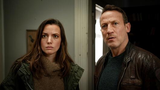 Gaite Jansen als Lynn de Baer und Wotan Wilke Möhring als Kommissar Falke