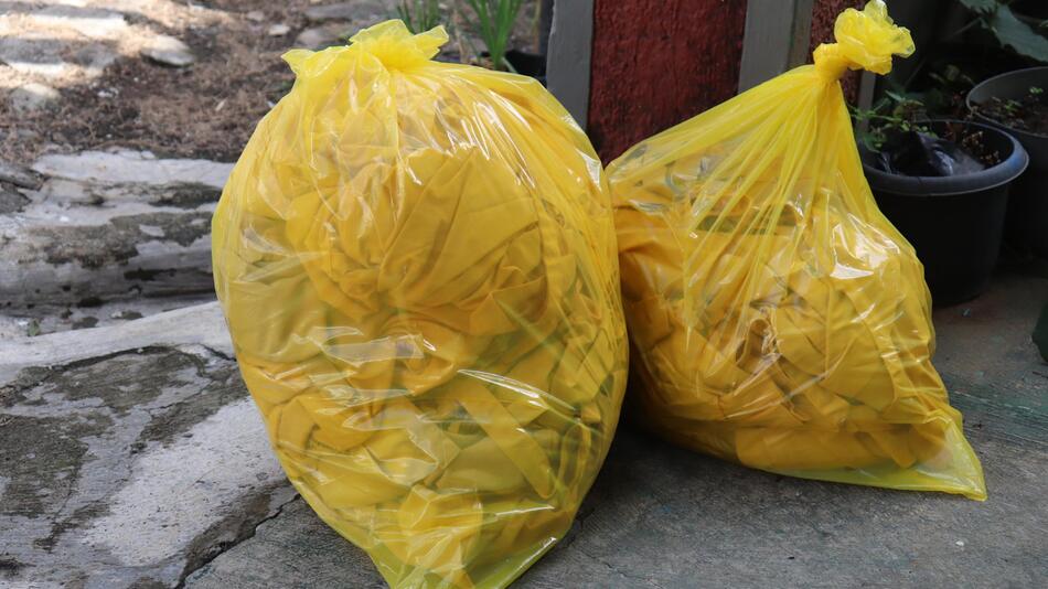 In Plastiktüten fand man vier tote Hundewelpen.