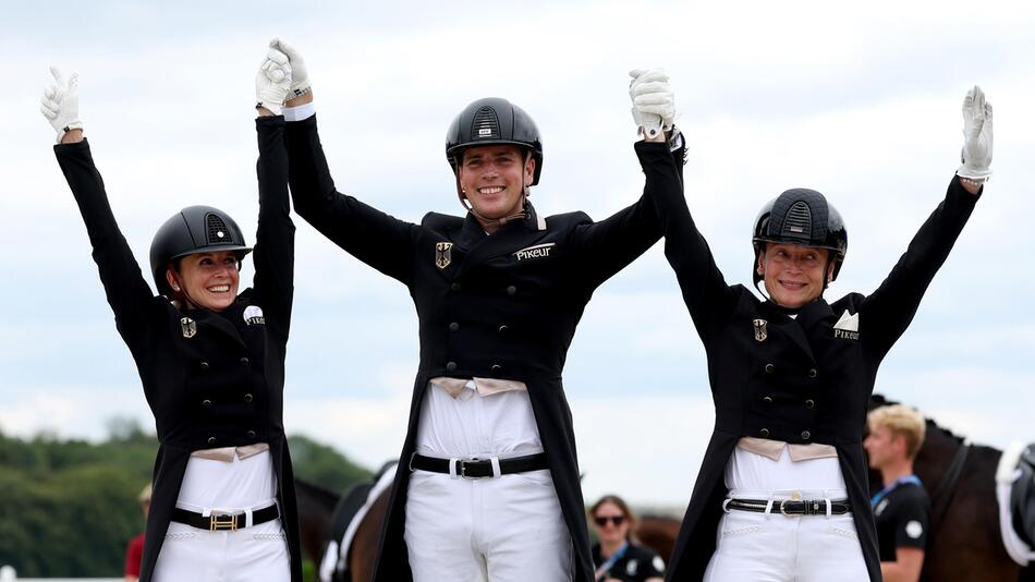 Die deutschen Dressurreiterinnen freuen sich über Olympia-Gold in Paris