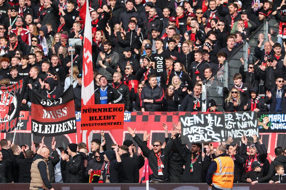 Nürnberger Fans protestieren mit einem Banner am Spielfeldrand gegen Investoren in der DFL.