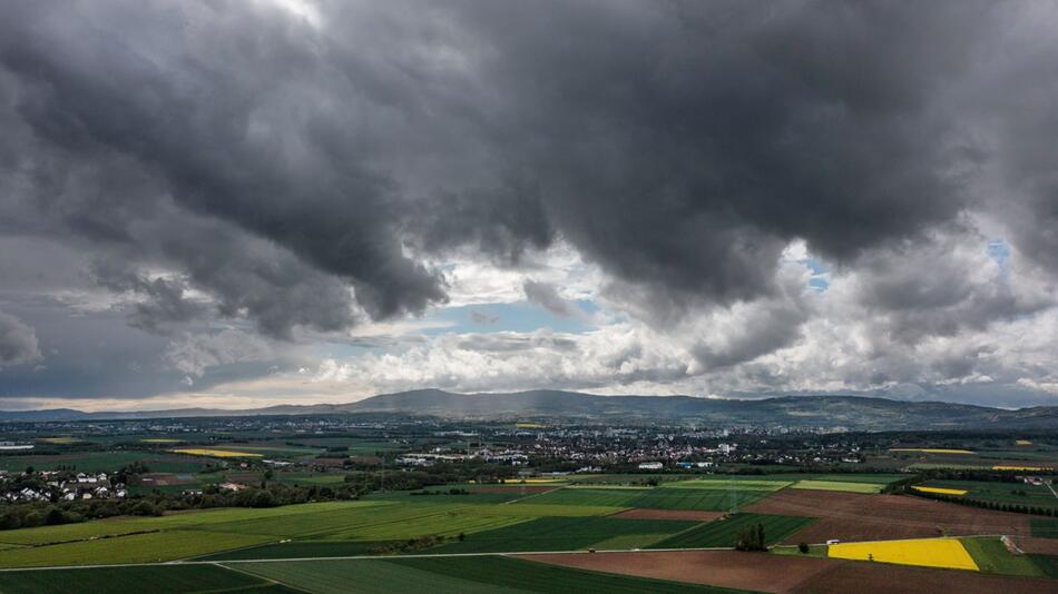 Dunkle Wolken über dem Taunus (Archivbild)