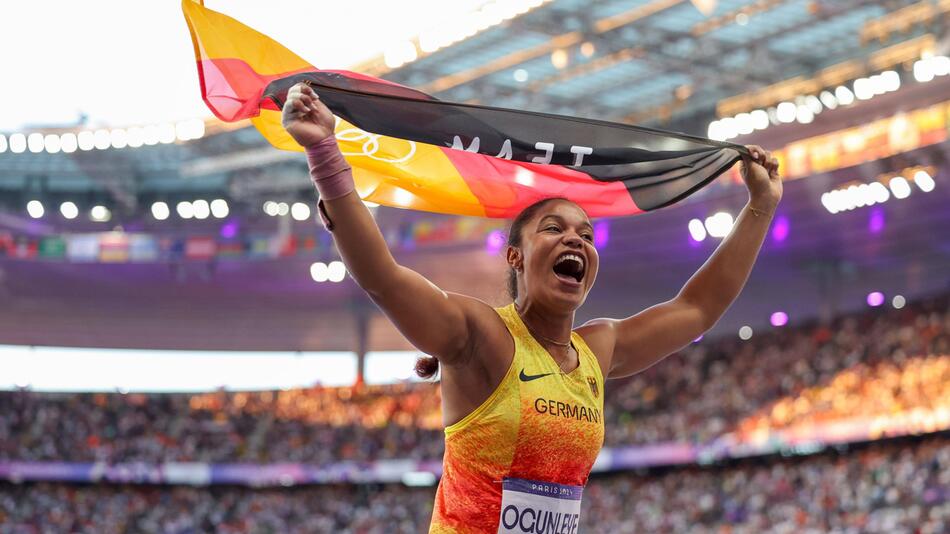 Yemisi Ogunleye feiert ihren Olympiasieg im Kugelstoßen