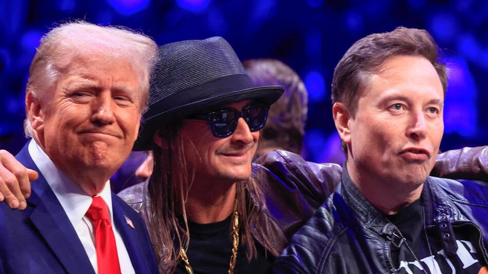 Donald Trump (l.) mit Kid Rock und Elon Musk (r.) beim UFC-Kampf im New Yorker Madison Square ...