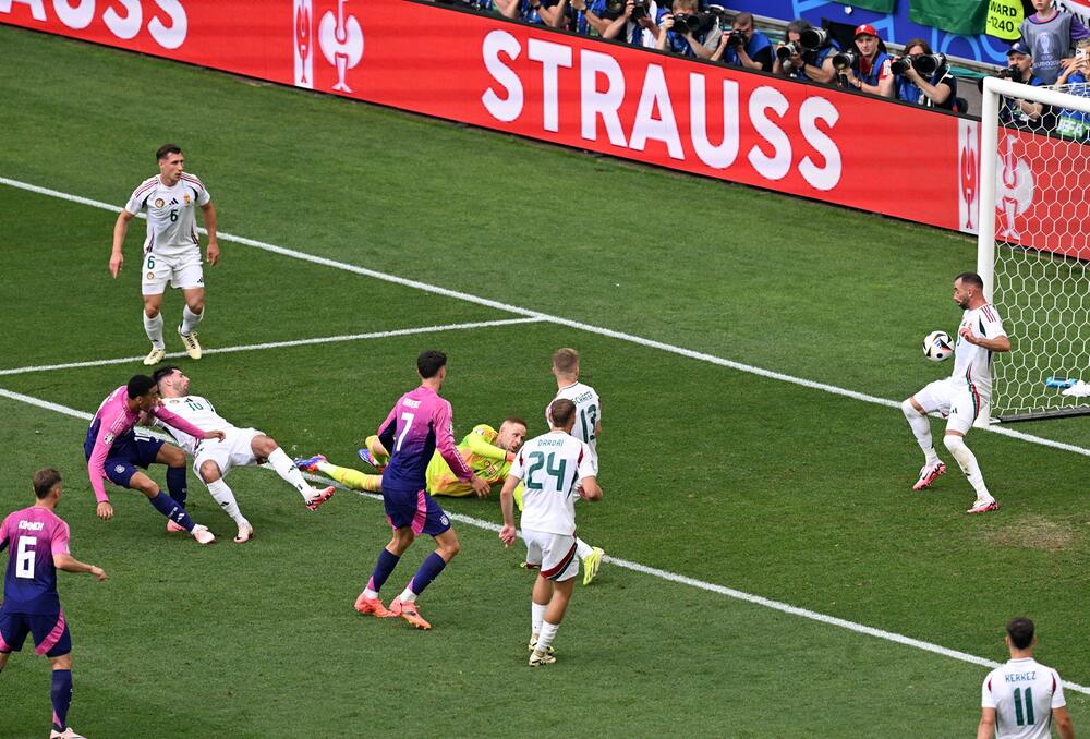 Hier trifft Musiala (l.) zum 1:0 für Deutschland.