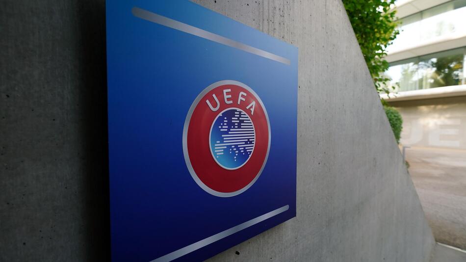 Ein Schild der Uefa steht vor dem Uefa-Verwaltungssitz in Nyon (Schweiz).
