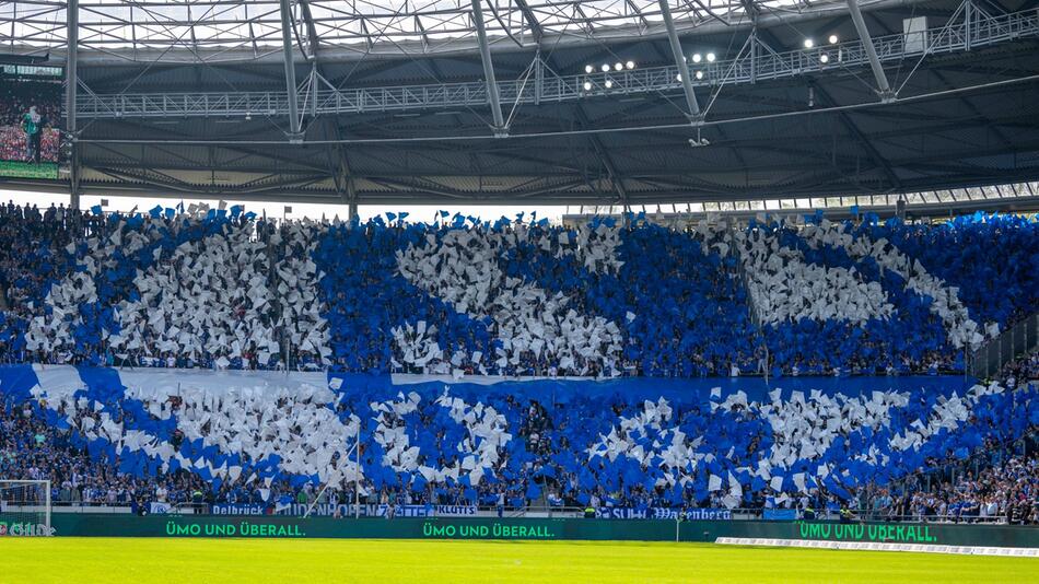 Fans von Schalke 04 bilden das Vereinswappen