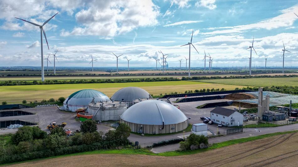 Biogasanlage vor Windpark