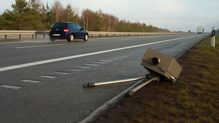 Blitzer umgetreten: Damit müssen Wut-Fahrer rechnen