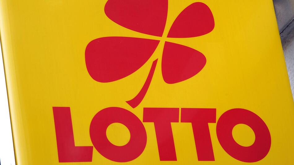 Ein Werbeschild für Lotto