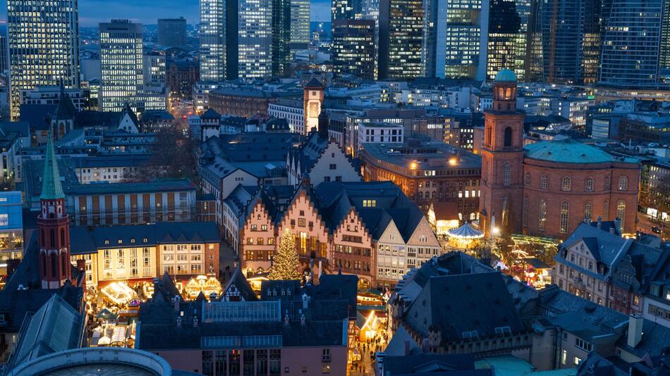 Weihnachtsmarkt und Bankenskyline Frankfurt