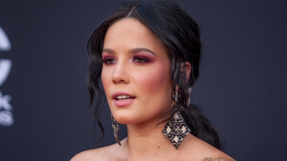 Jeder Trend kommt irgendwann wieder: Sängerin Halsey vor einigen Jahren mit dramatischem Make-up ...