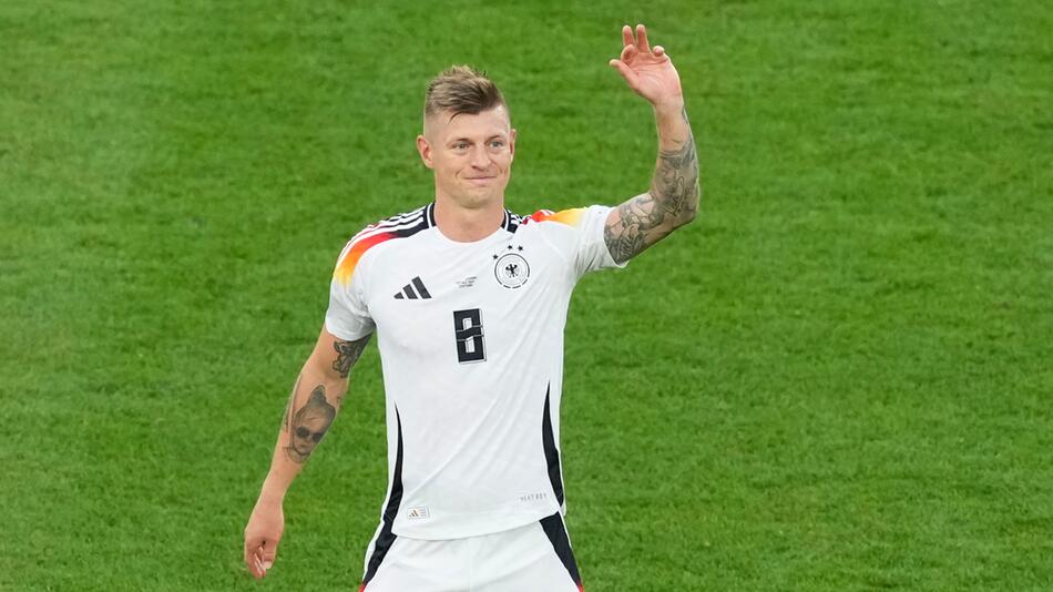 Toni Kroos winkt während der EM 2024 ins Publikum