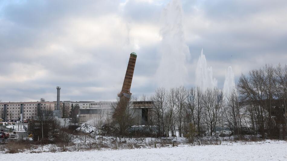 Sprengung eines 60 Meter hohen Schornsteins