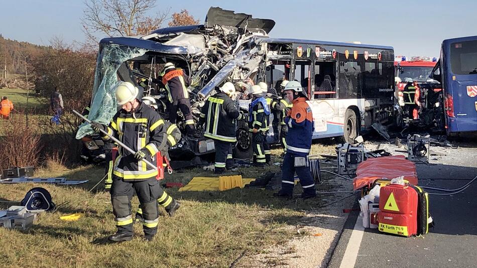 Zwei Schulbusse kollidiert