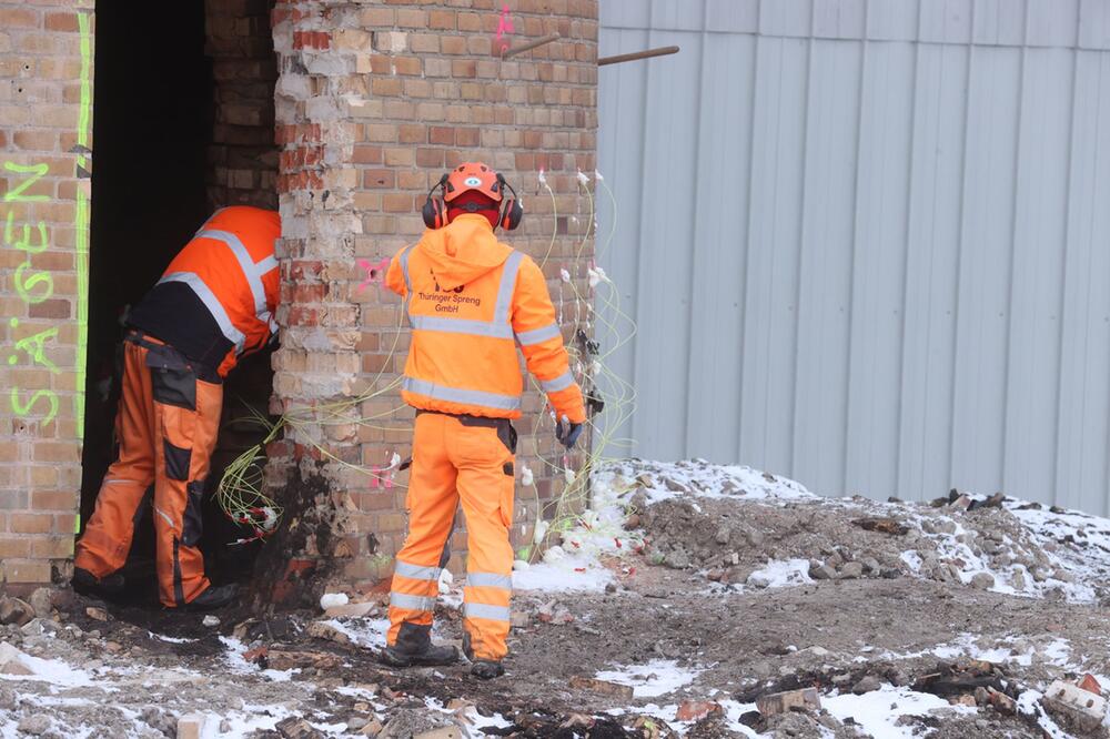 Sprengung eines 60 Meter hohen Schornsteins