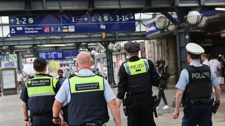 Polizei kontrolliert vor dem Hamburger Hauptbahnhof