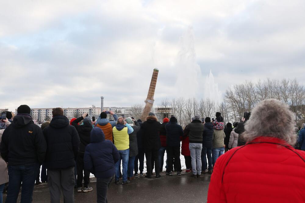 Sprengung eines 60 Meter hohen Schornsteins