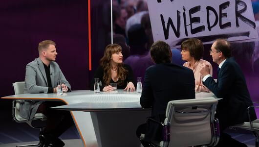 Talkshowgäste zusammen mit Maybrit Illner