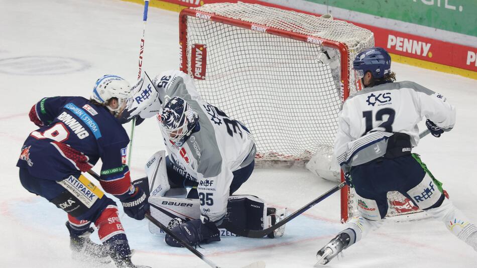 Ty Ronning von den Eisbären Berlin vor dem Straubinger Tor gegen Hunter Miska und Mario Zimmermann