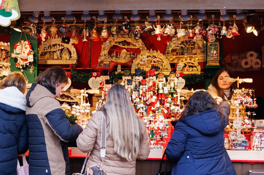 Weihnachtsgeschäft auf dem Weihnachtsmarkt