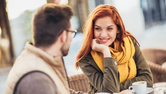 Frau und Mann beim Date