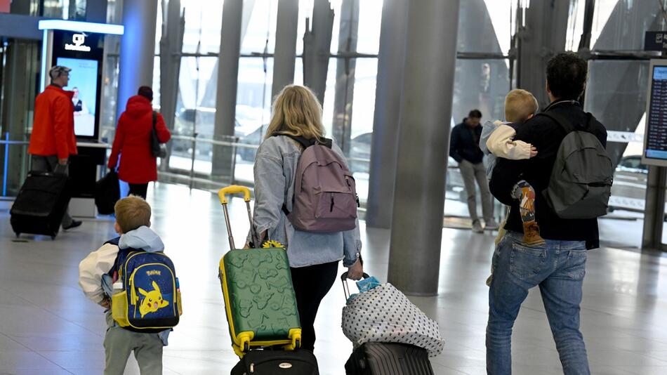 Ferien-Reiserückkehrer am Kölner Flughafen