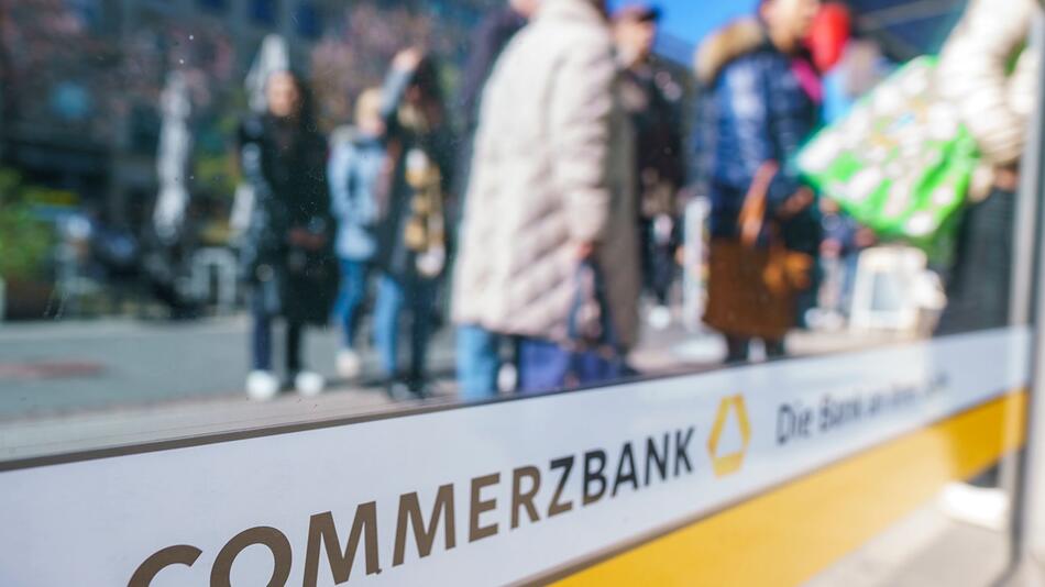 Menschenschlange vor Commerzbank-Filiale