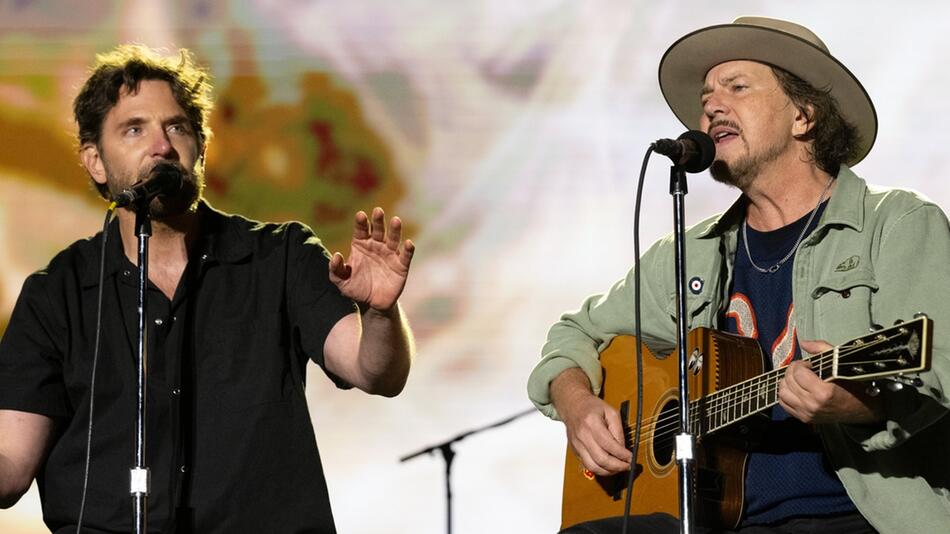 Bradley Cooper (l.) und Eddie Vedder sangen beim BottleRock-Festival ein Duett.