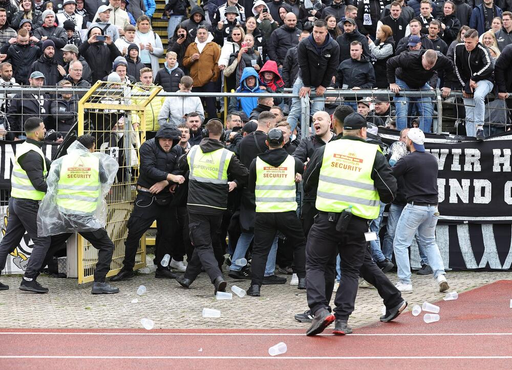 Kurz vor dem Schlusspfiff eskalierte die Situation im Donaustadion